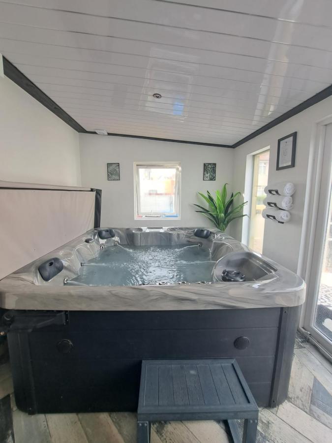 Family Holiday With Hot Tub , Family Groups Only Blackpool Exterior photo